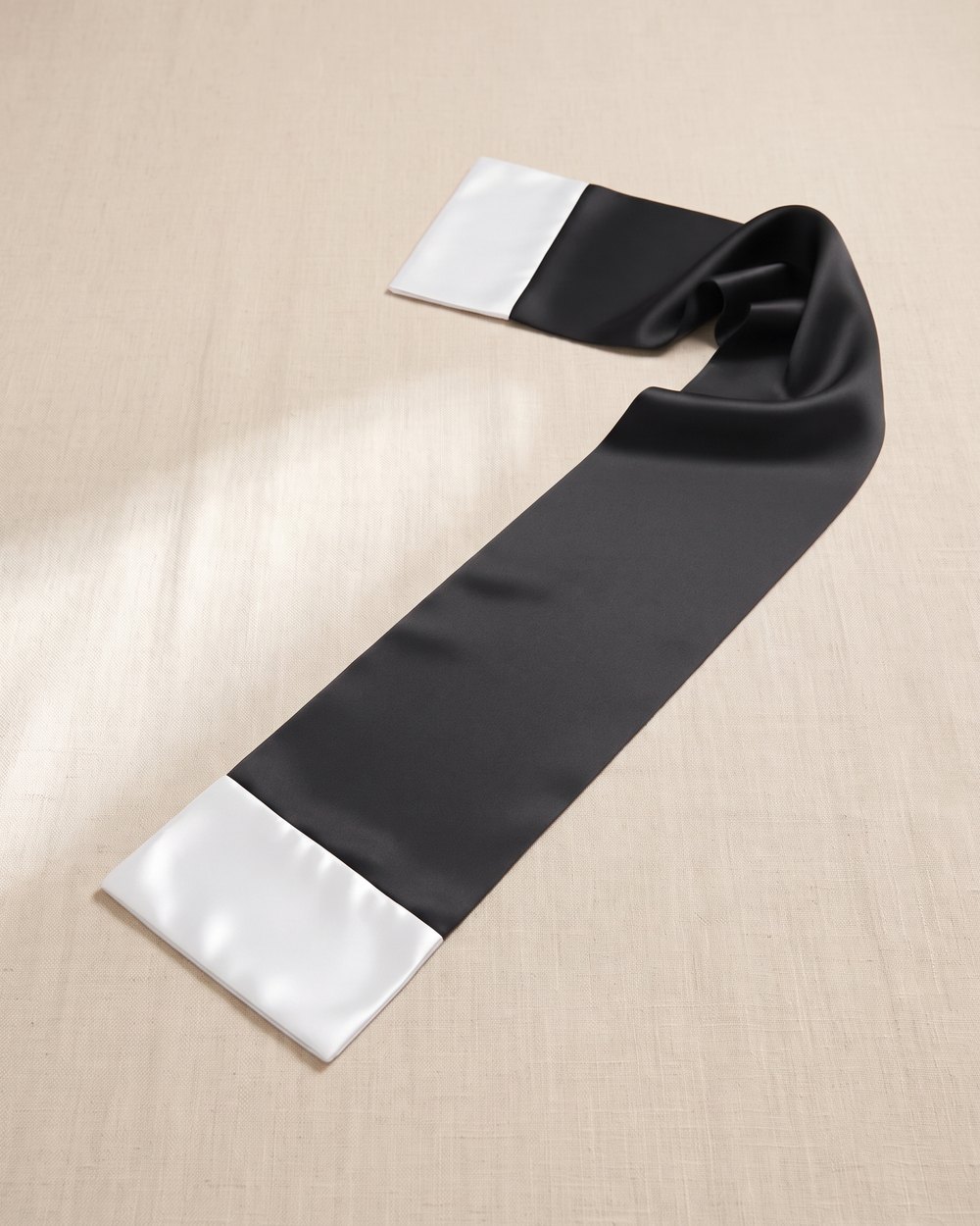 Etola neagra din satin cu capete albe
