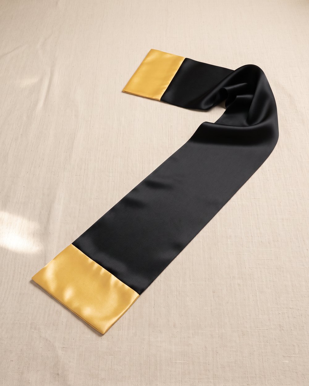 Etola neagra din satin cu capete galbene