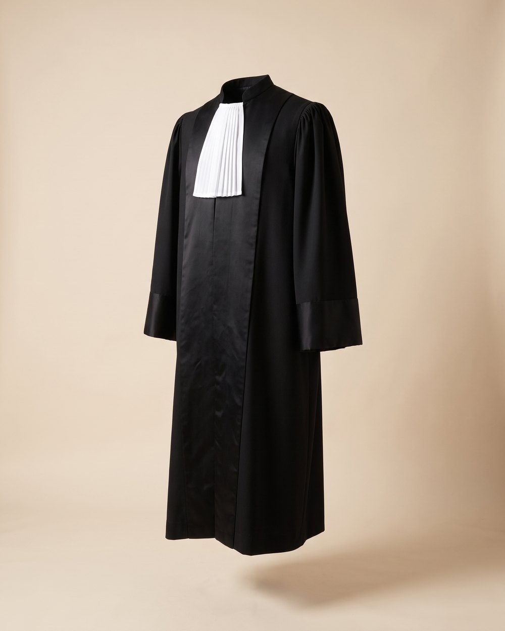 Roba de judecator neagra cu garnituri de matase si baveta alba